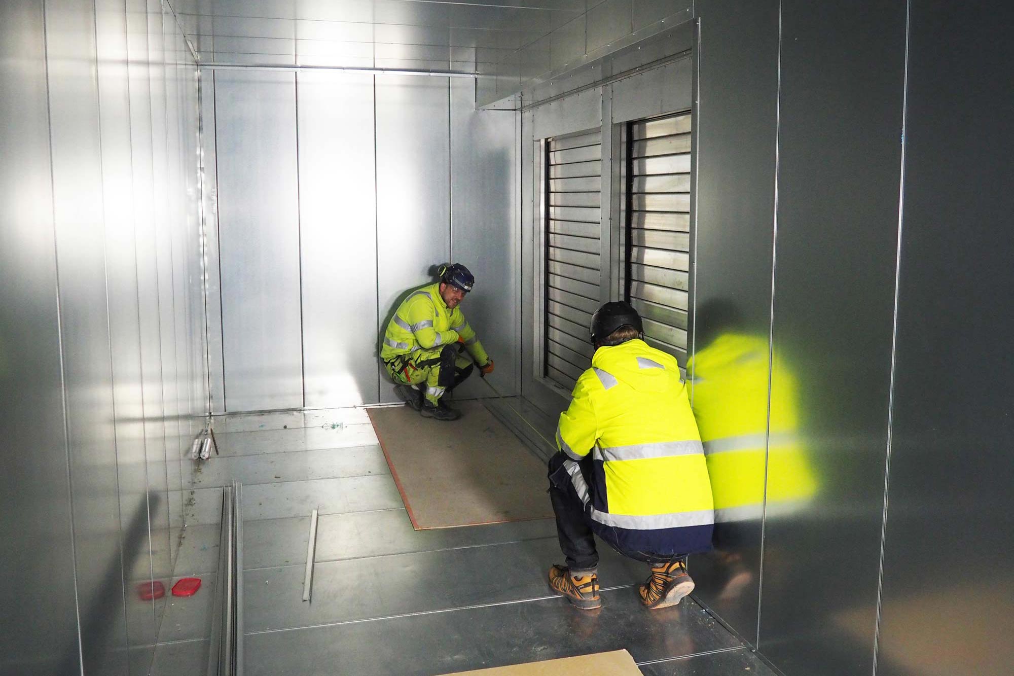 Service som utförs på en isolamin dörr i ett fläktrum