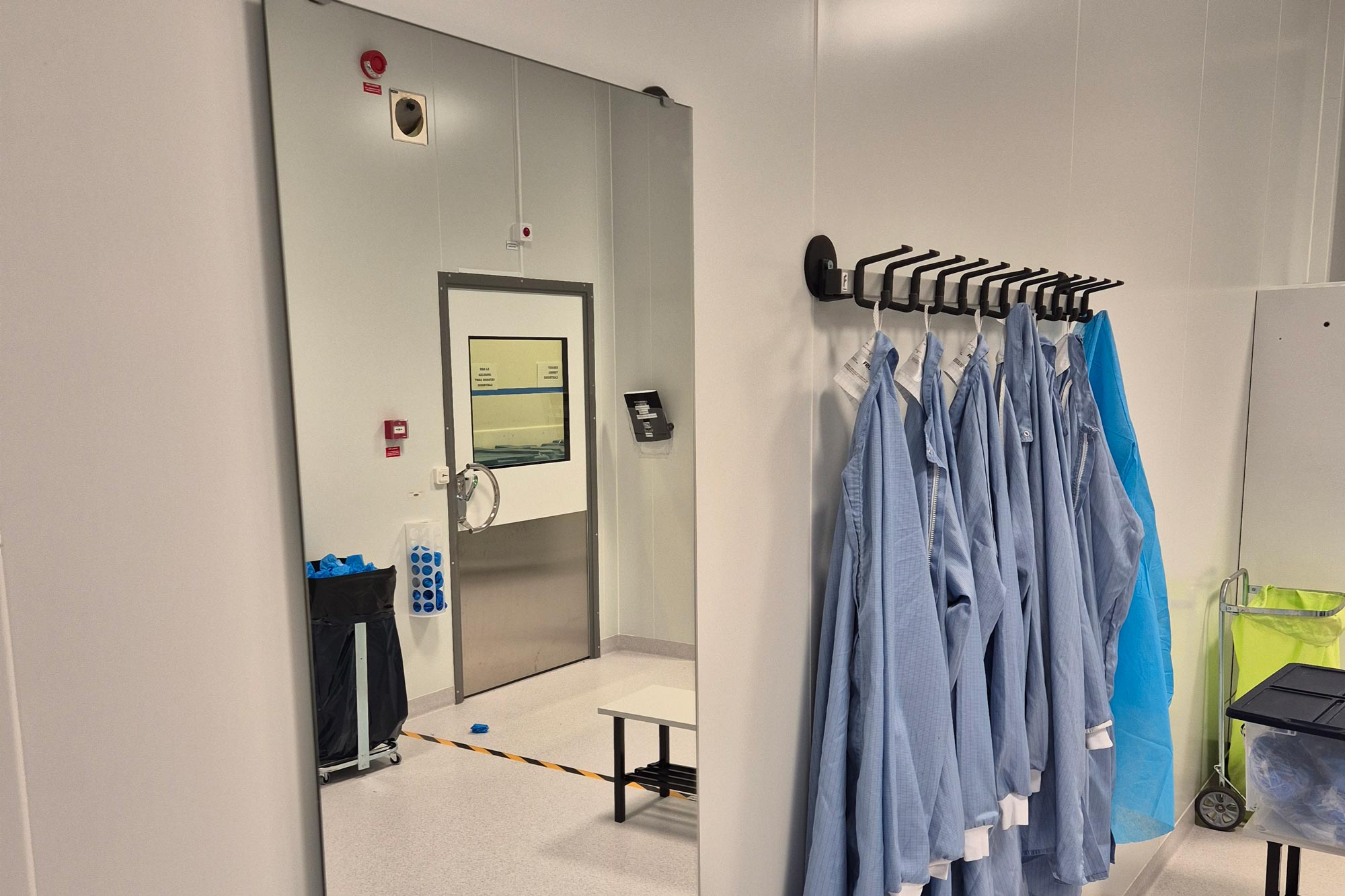 Kläder som hänger på en vägg
