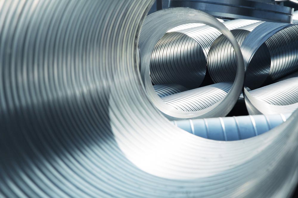 Skinande metalliska ventilationsrör med räfflad yta i spiral, aluminium luftkanaler i silver